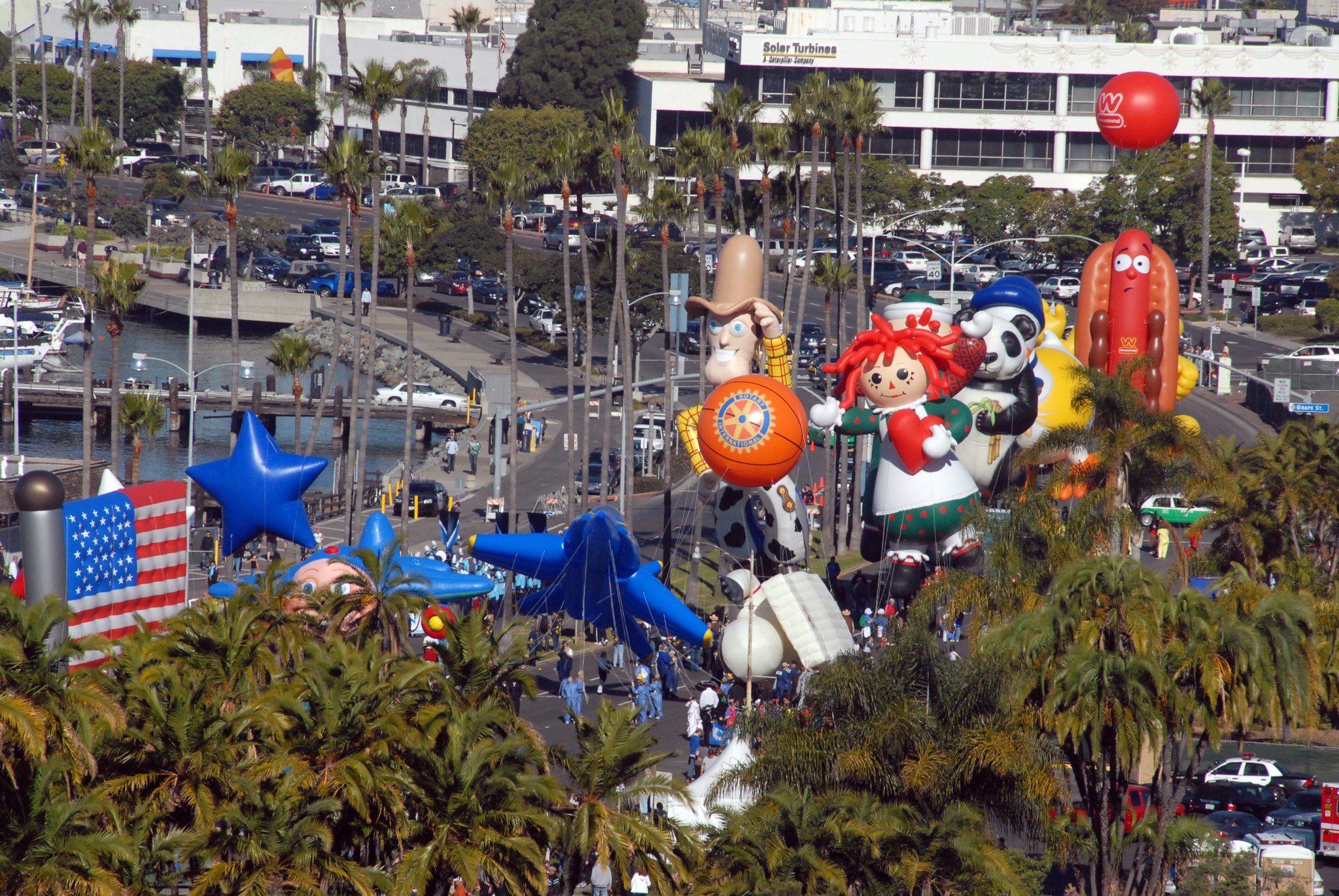 holiday bowl parade big bay balloon parade port of san diego_2.jpg