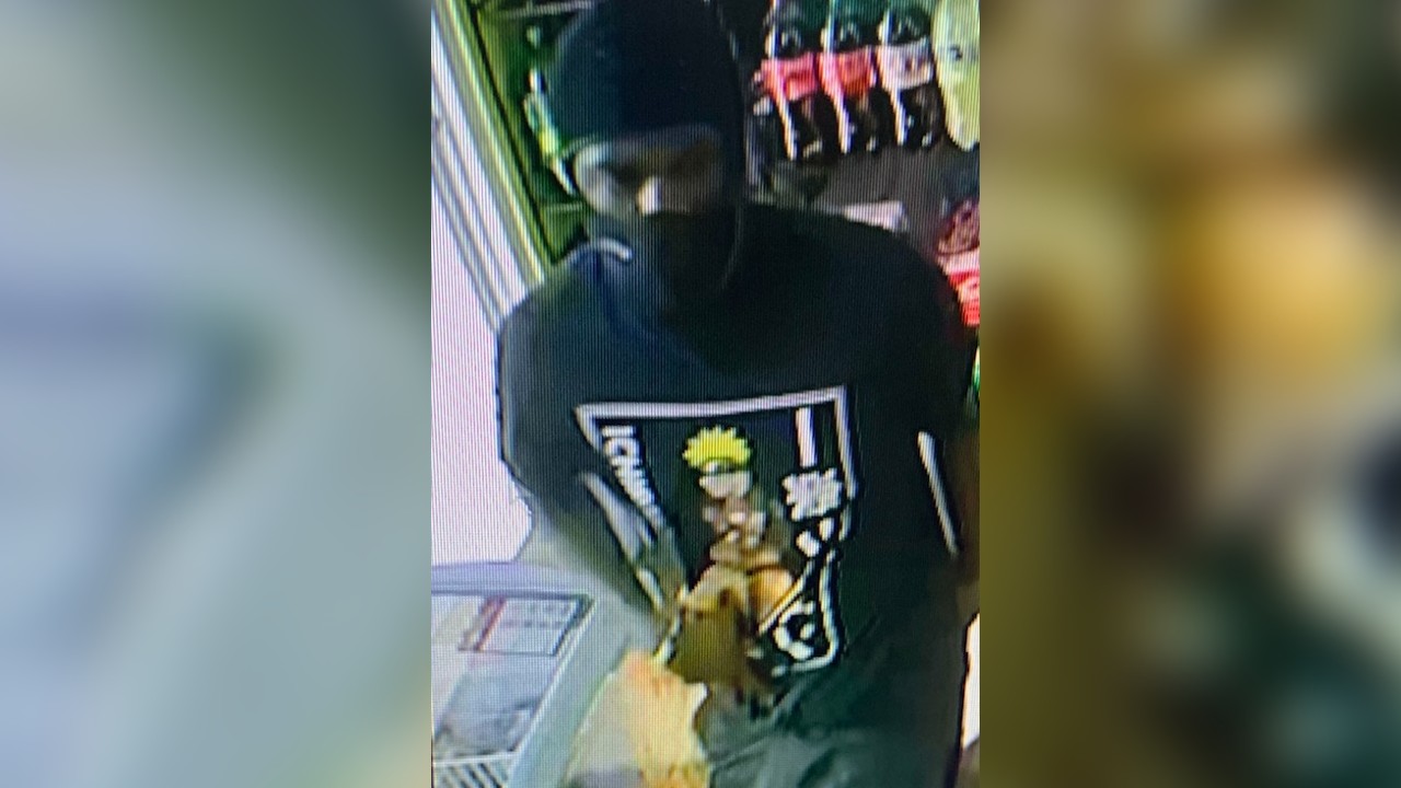 Photo shows Amoco gas station robber 