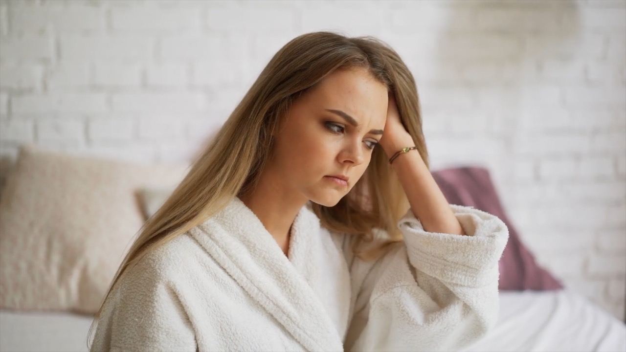Person itching lice off head