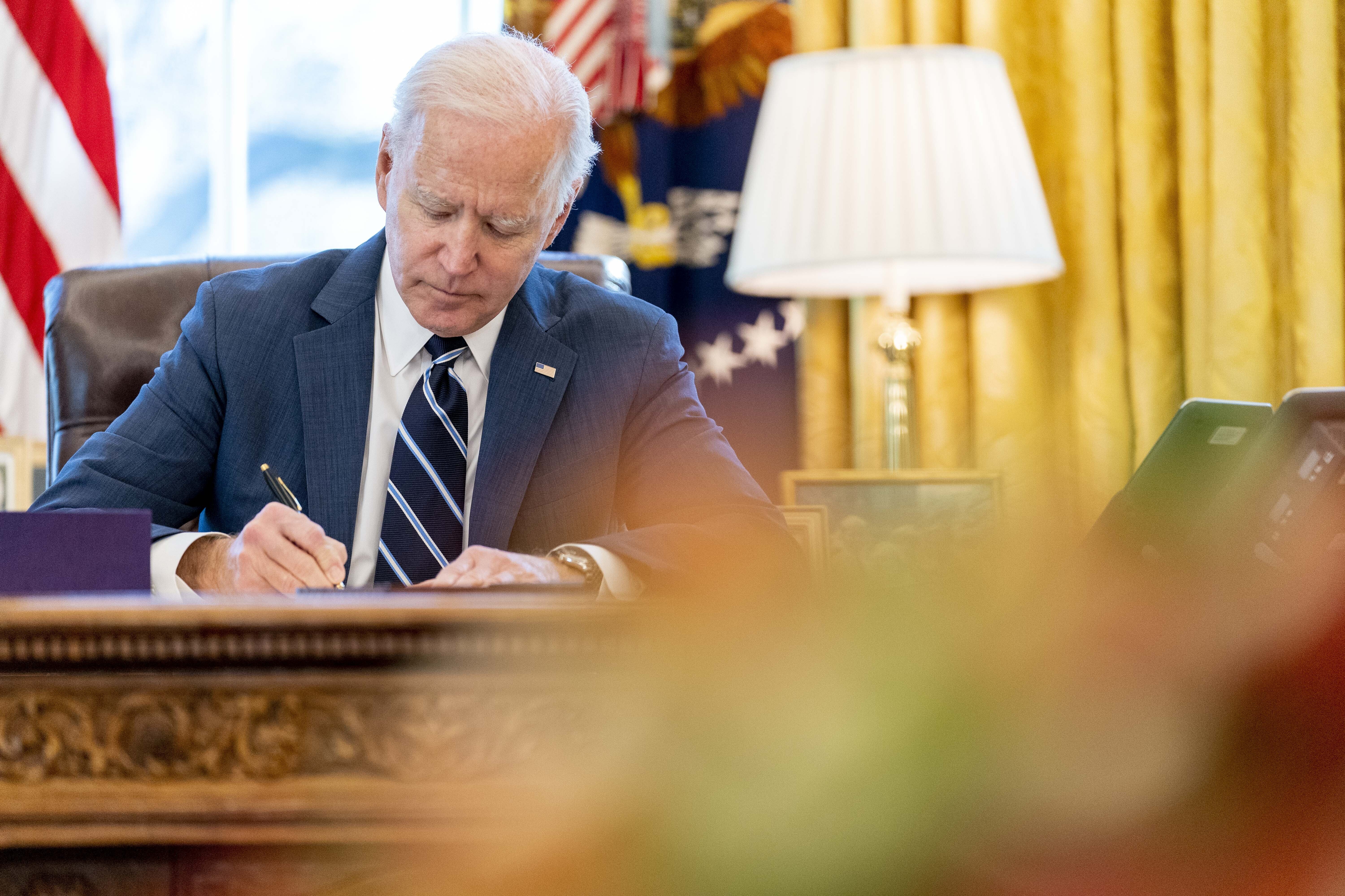 biden signs 1.9t stimulus