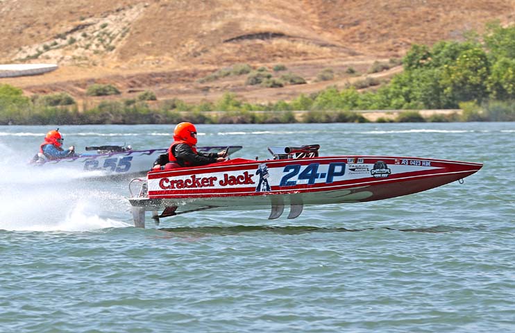 Speedboat racing