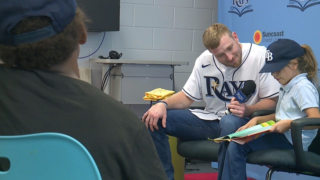 Rays' player reads to kids to encourage summer reading