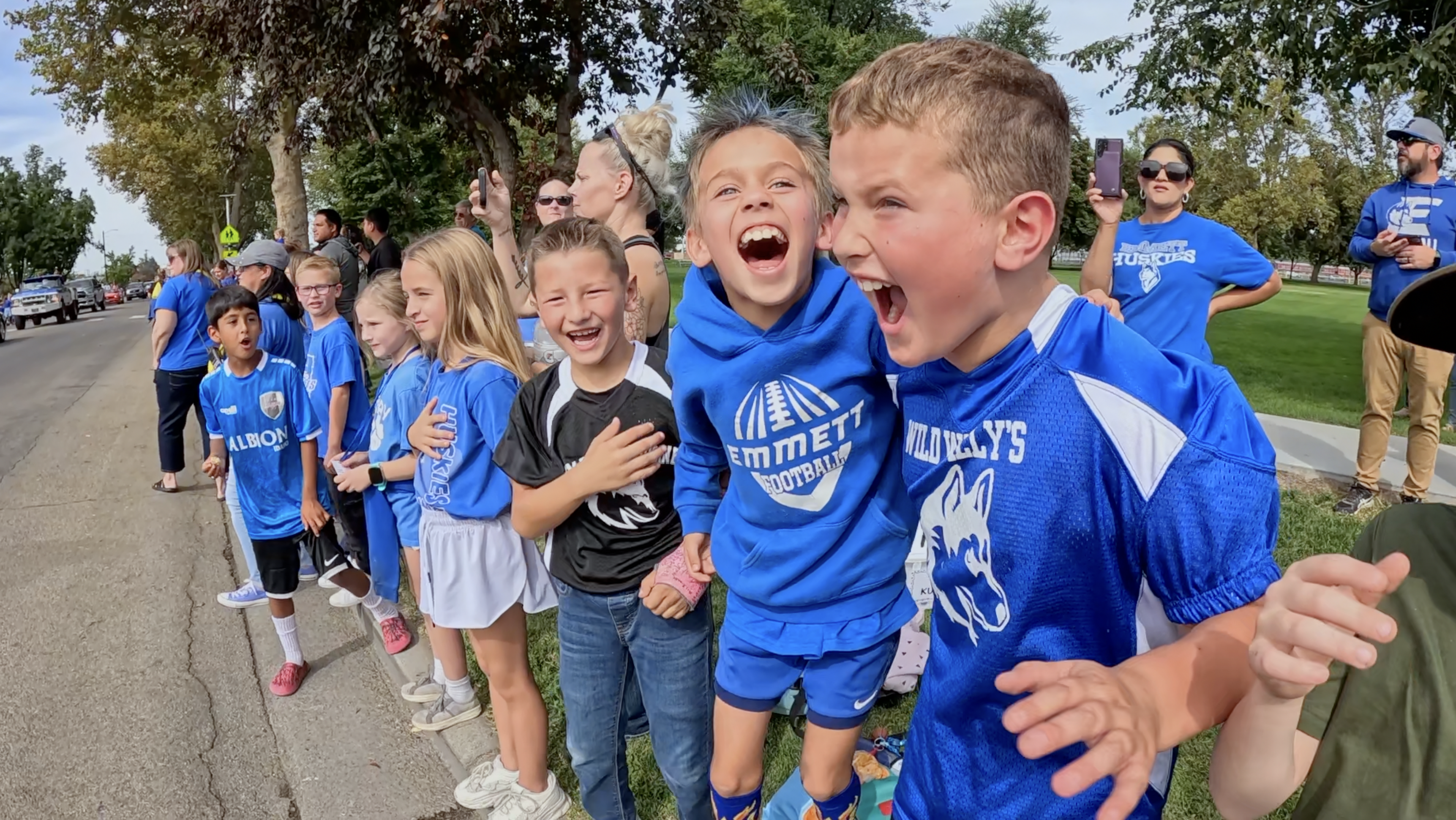 EmmettElementaryStudentsCheerAtHomecomingParade