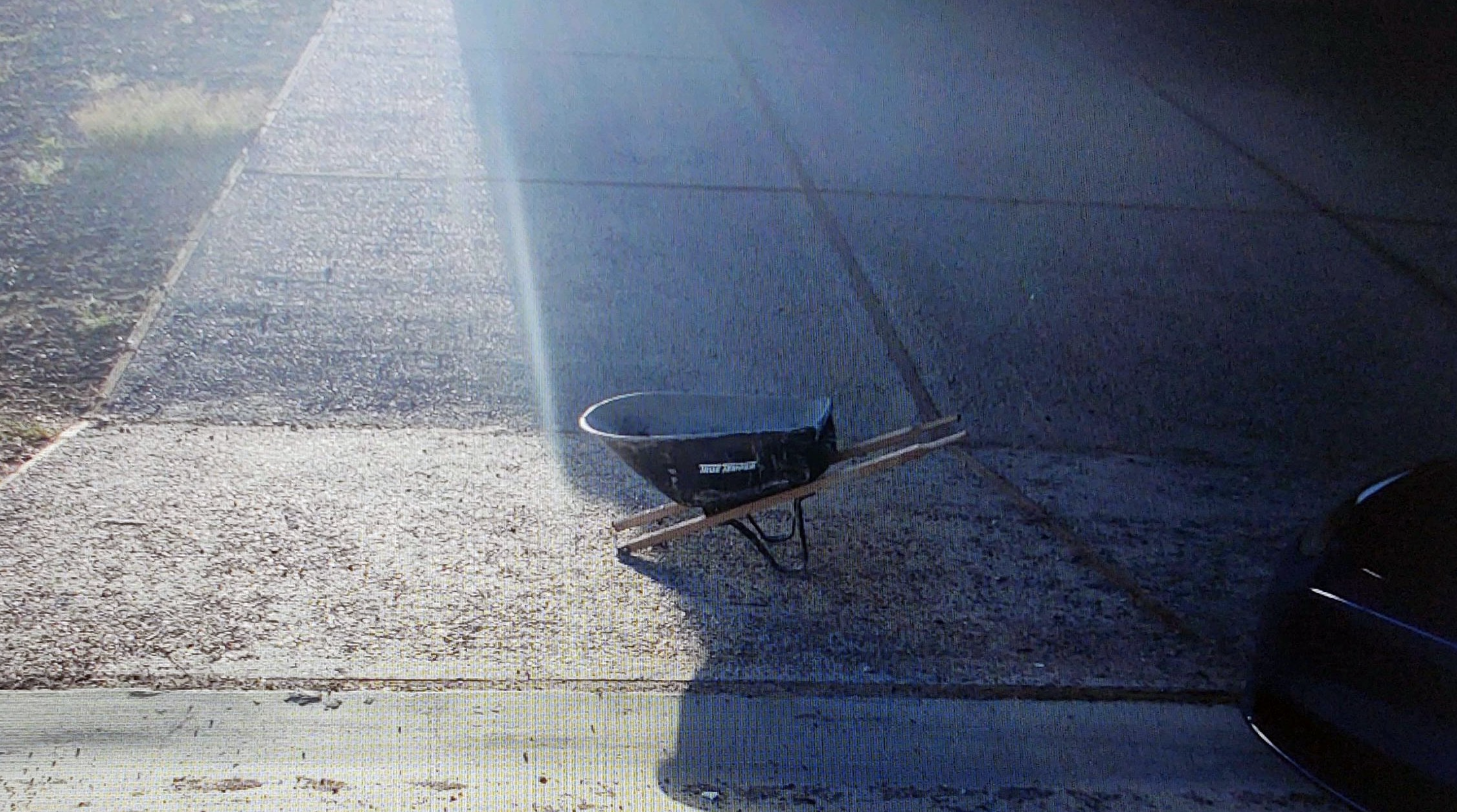 Wheelbarrow causes accident on Loop 101