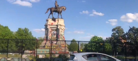 Group gathers at Robert E. Lee statue