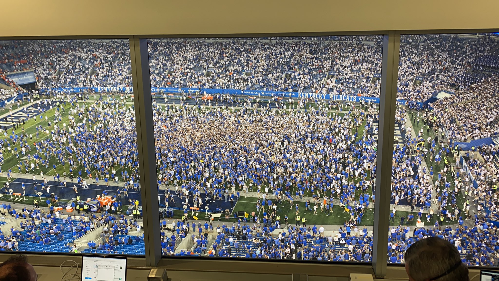 STORM THE FIELD VS FLORIDA.jpg