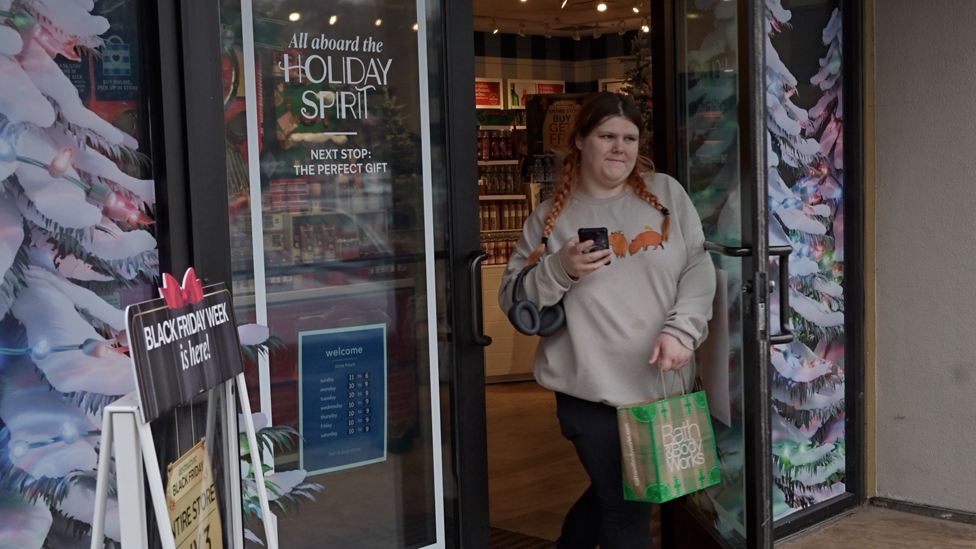 Cold weather doesn't stop Black Friday shoppers as retail trends shift