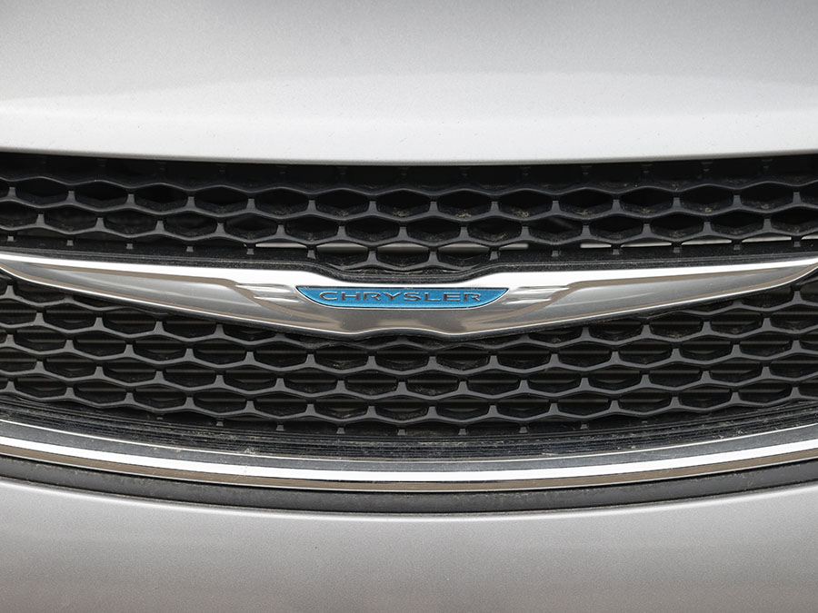 2020 Chrysler Pacifica minivan,r m