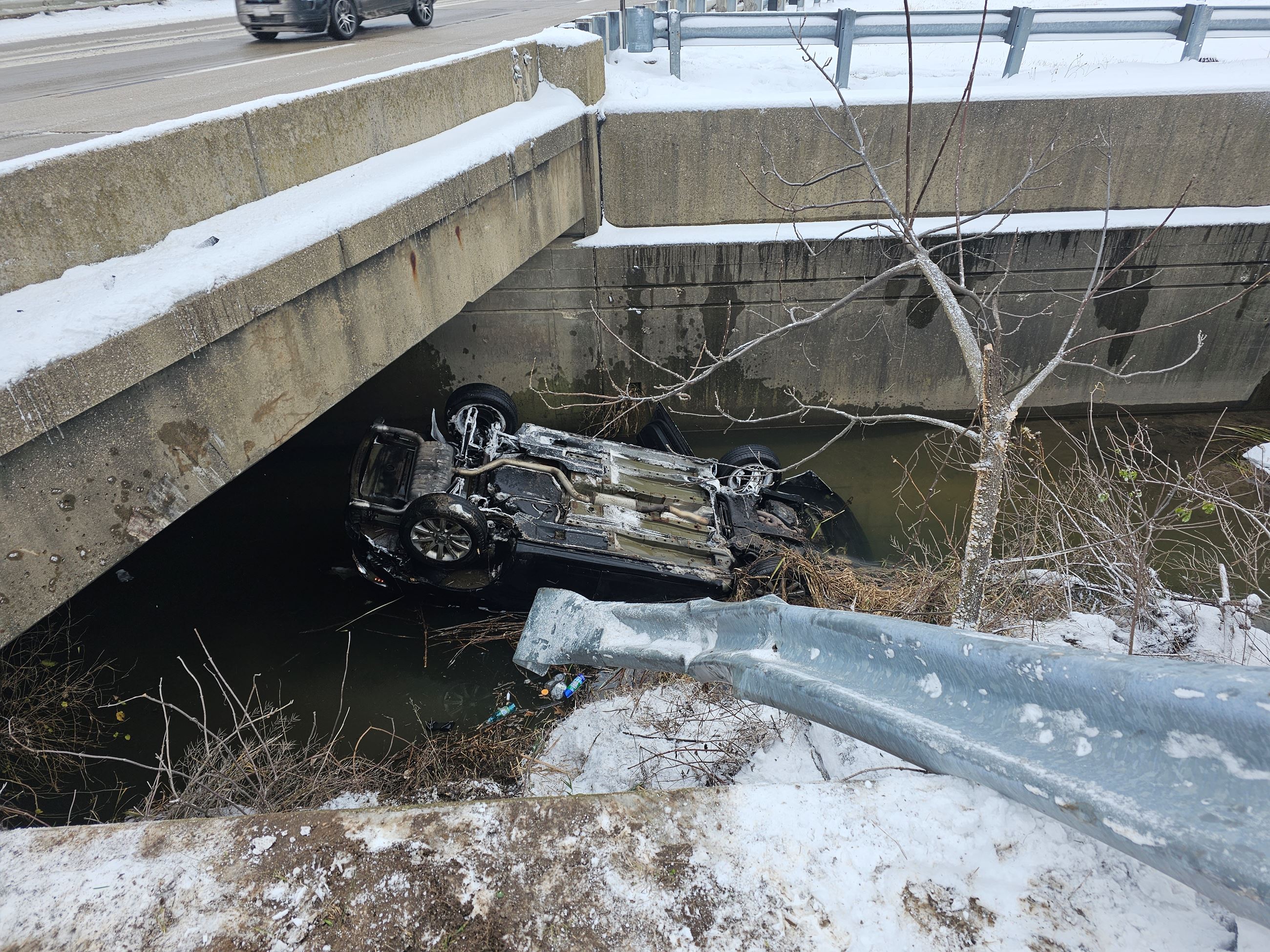 Van Buren County rollover crash in I-94 ravine
