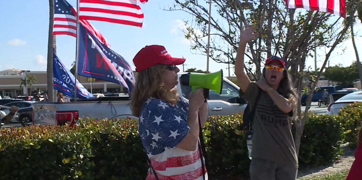 Trump supporters along Southern Boulevard in West Palm Beach on April 4, 2023.png