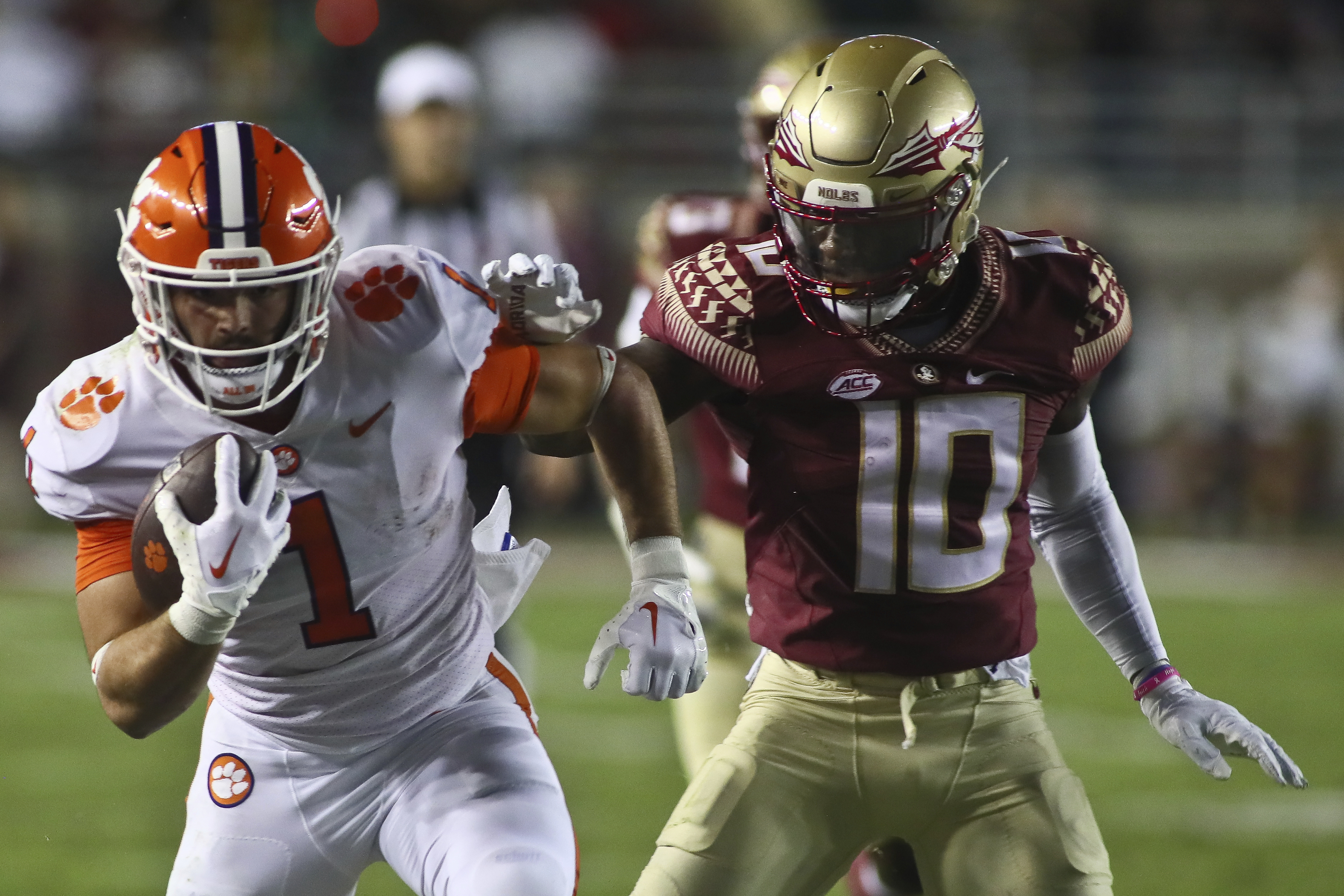 Florida State Seminoles safety Jammie Robinson tries to stop Clemson Tigers receiver Joseph Ngata, Oct. 15, 2022