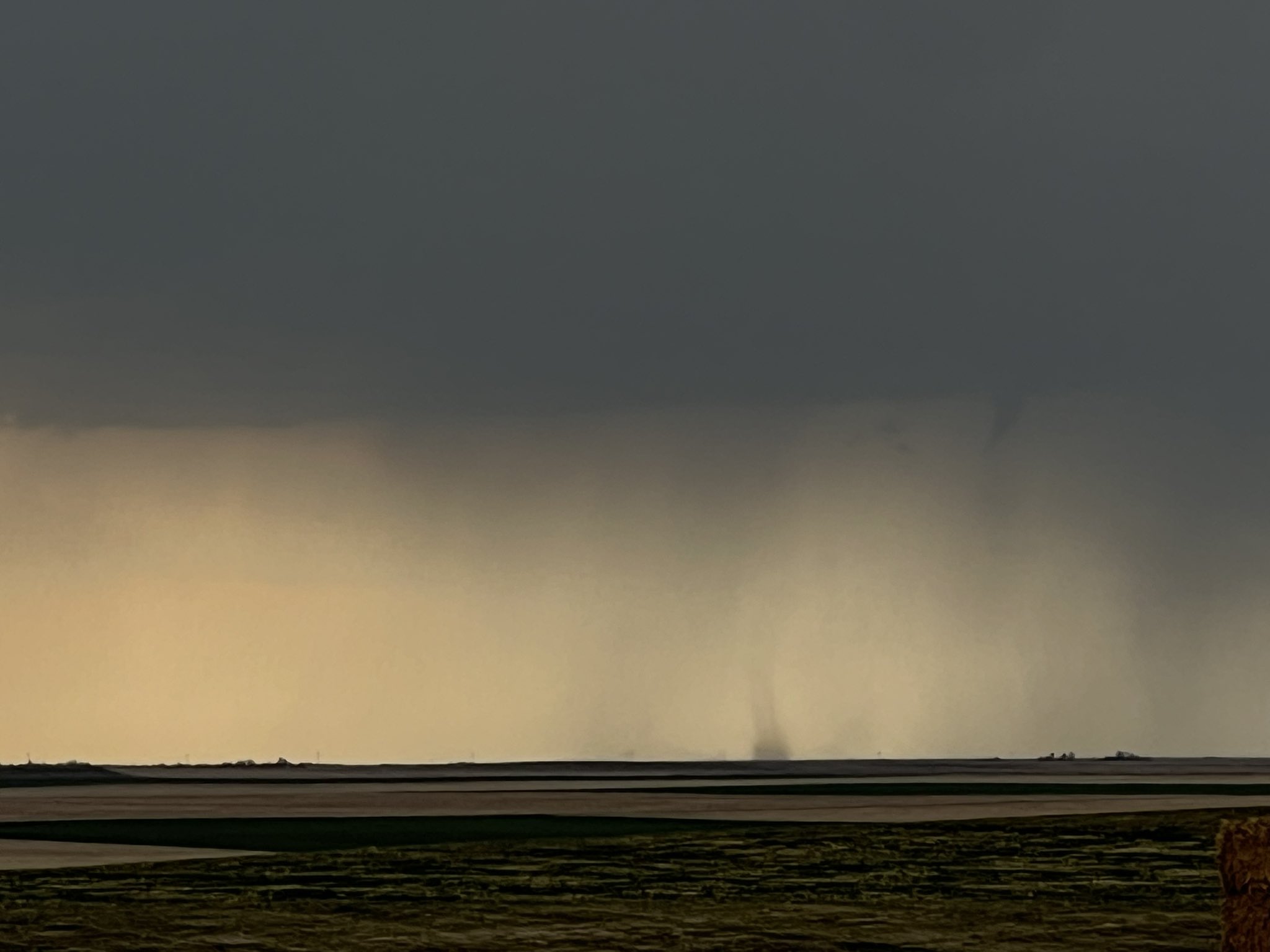 landspout-tornado-042524.jpg
