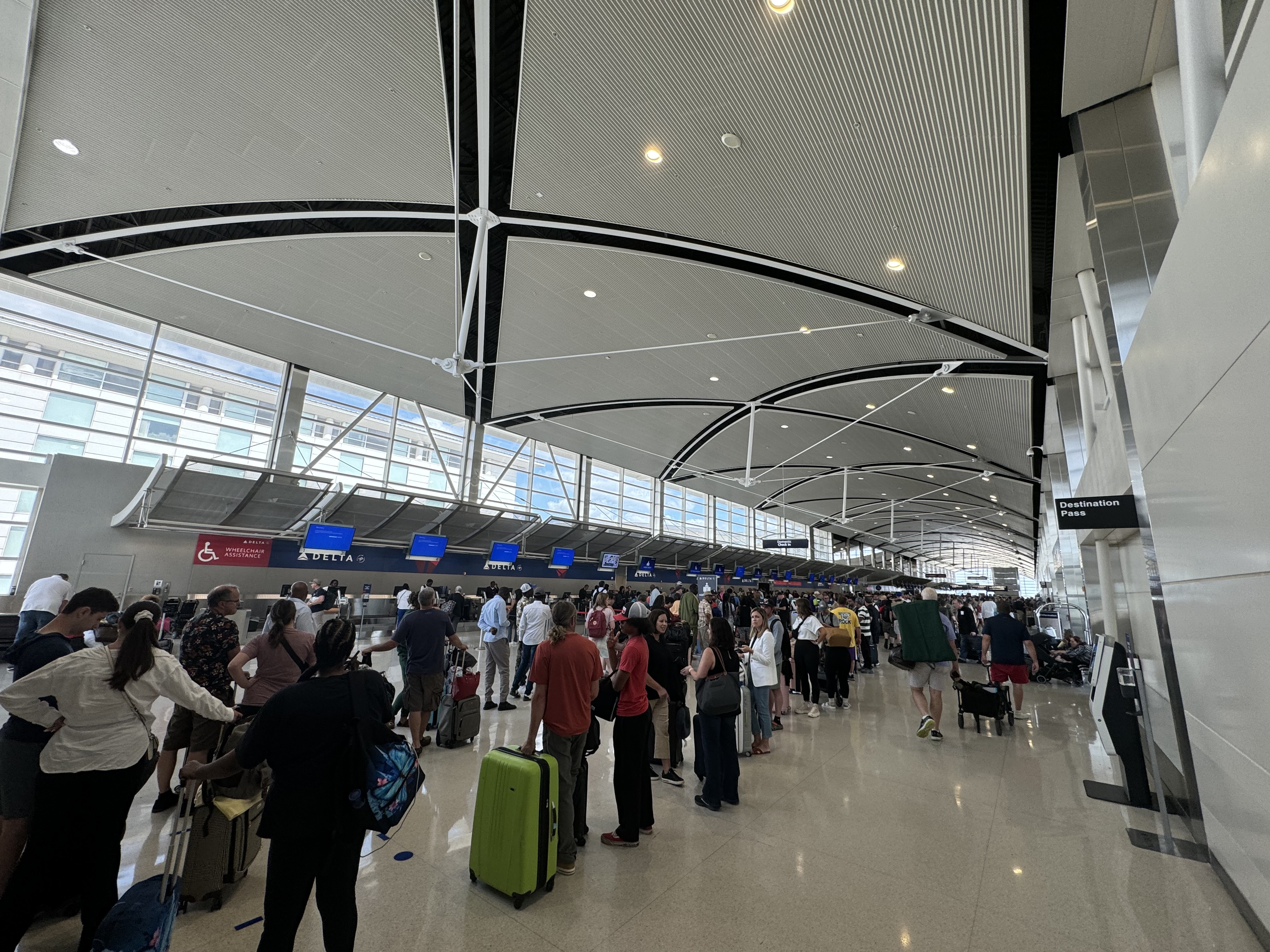 LINES AT DETROIT METRO AIRPORT FOLLOWING GLOBAL GROUNDING