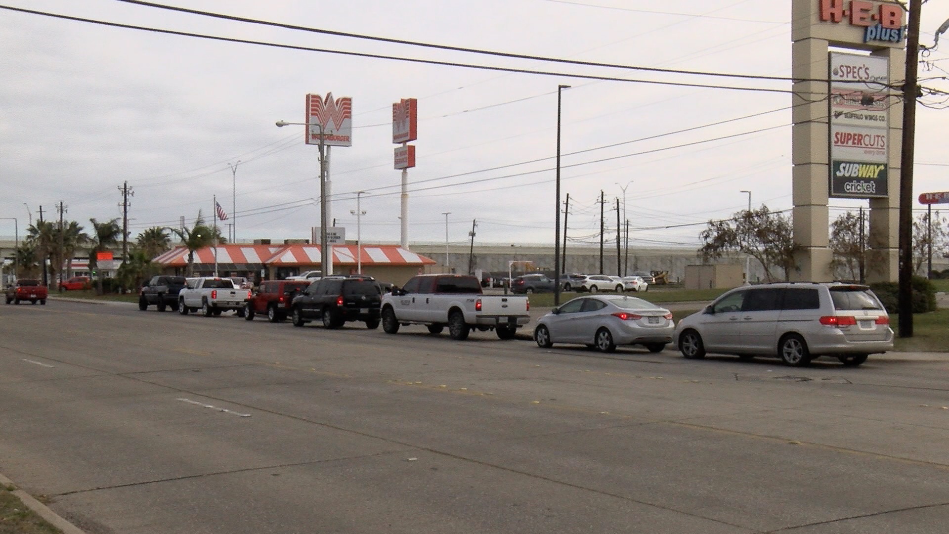Fast food restaurants see long lines with people looking for warm meals - Vimarsana News