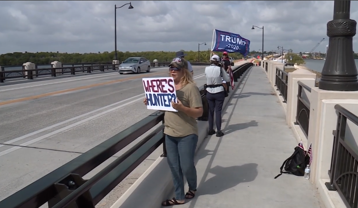 Donald Trump supporters outside Mar-a-Lago in Palm Beach on April 1, 2023.png