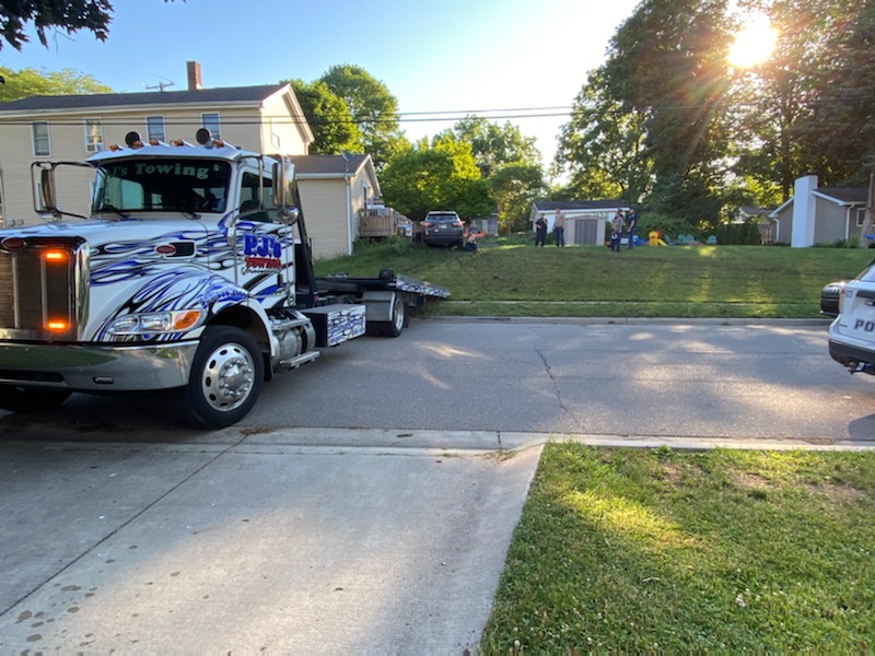 Grand Ledge Manhunt After Crash at Local Home