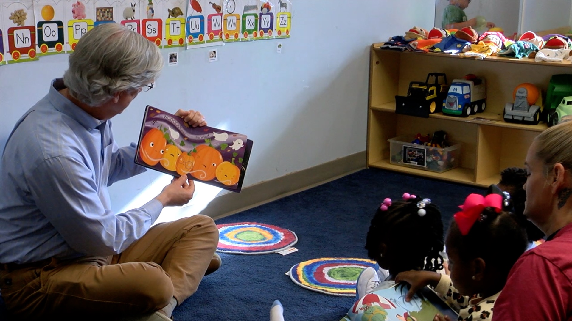 Dave Fiore reading to students at the Buddbell Learning Center