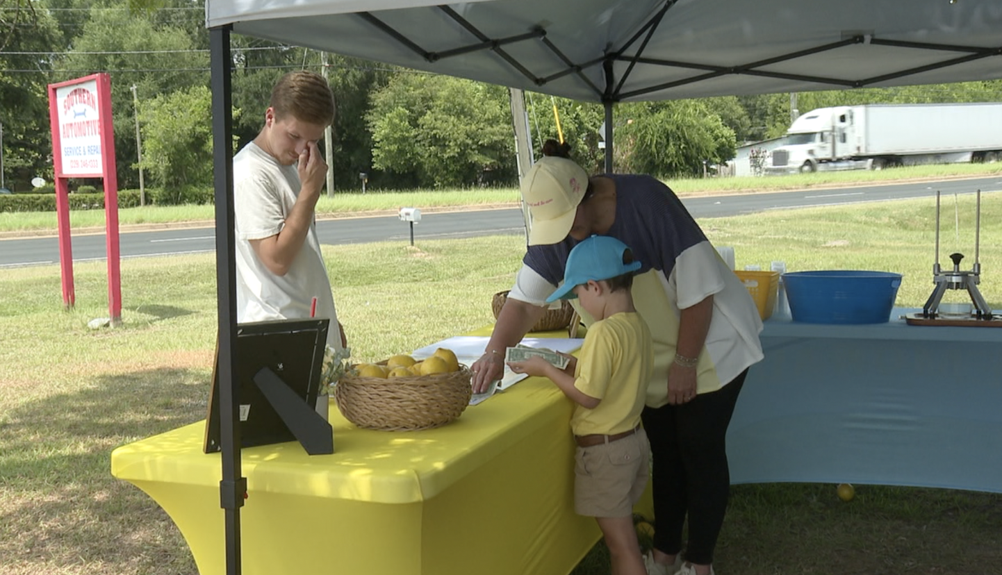 5-year  old Carter Lynn selling lemonade