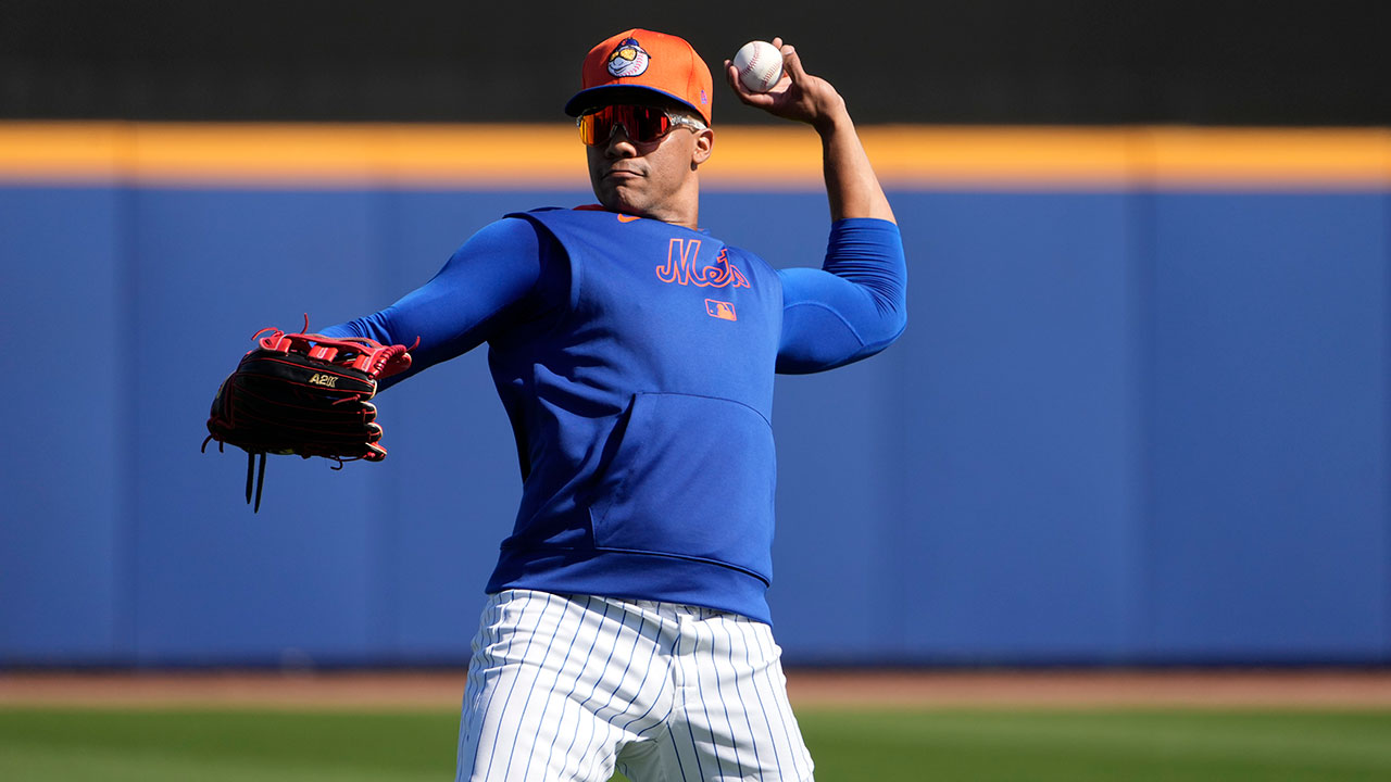 New York Mets' Juan Soto throws during a spring training baseball practice Monday, Feb. 17, 2025, in Port St. Lucie, Fla.
