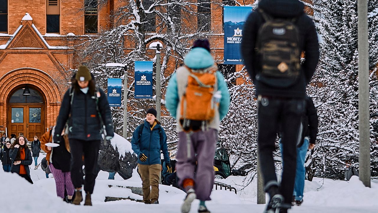 Students make their way through campus on the first day of the 2022 spring semester (Wednesday, January 19, 2022)