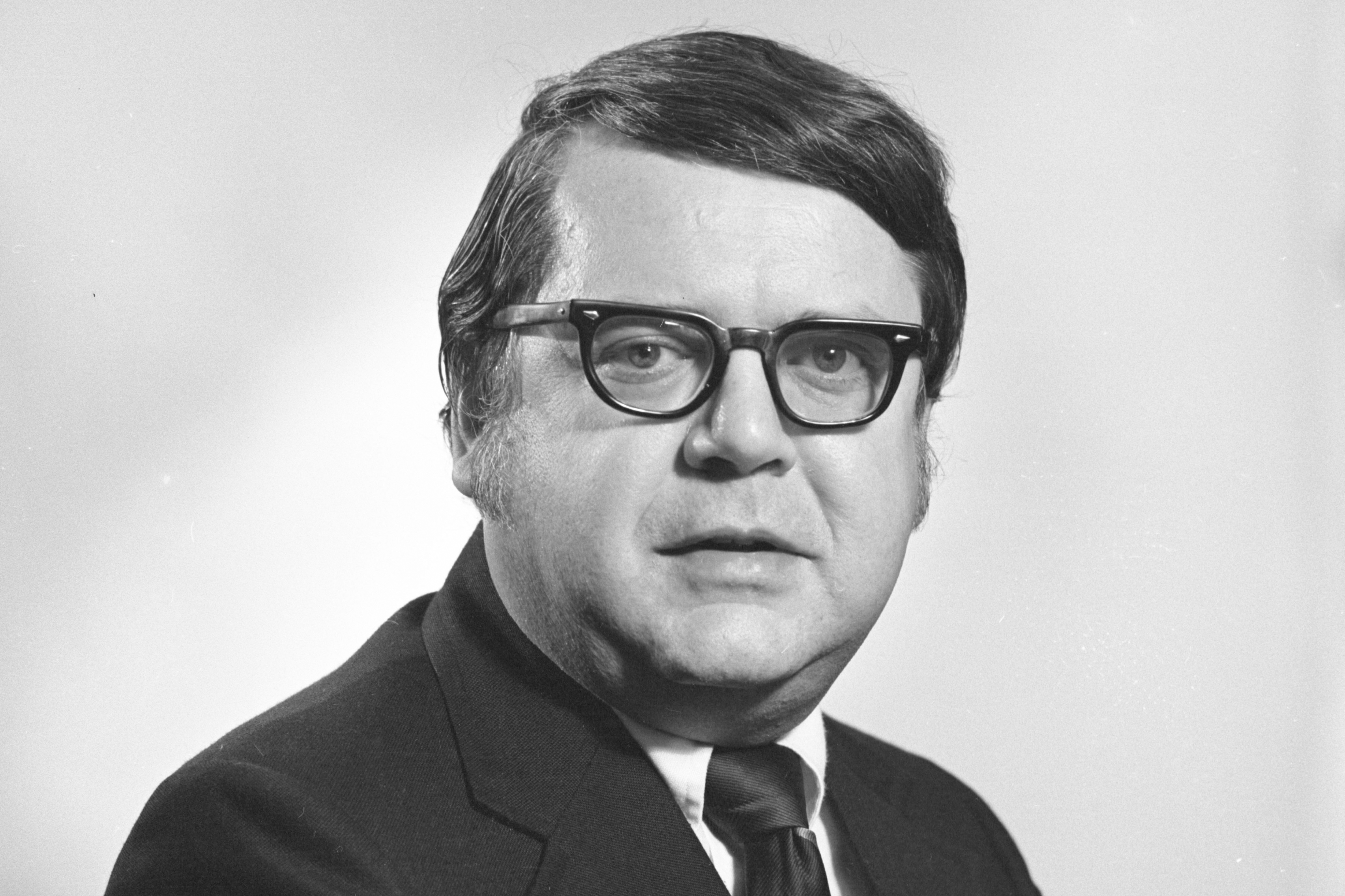 Dr. Robert E. Anderson