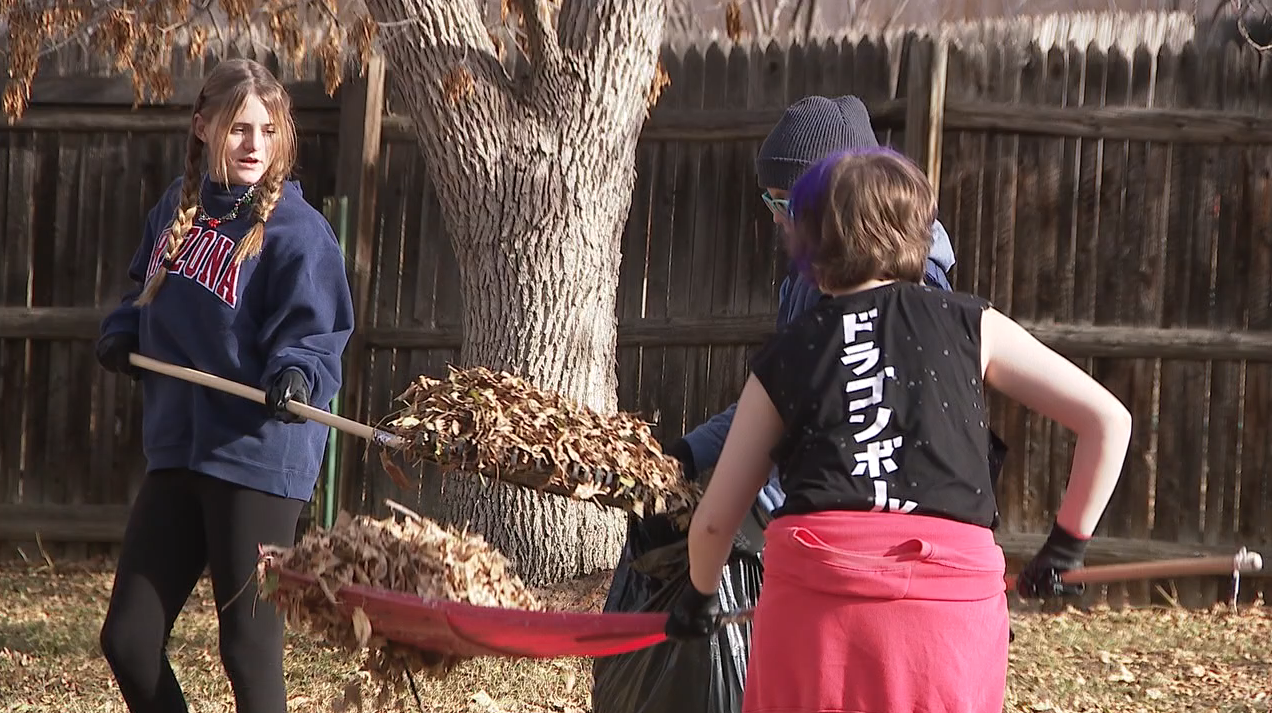 Voluntários Ajudam Idosos em Denver Durante as Festas