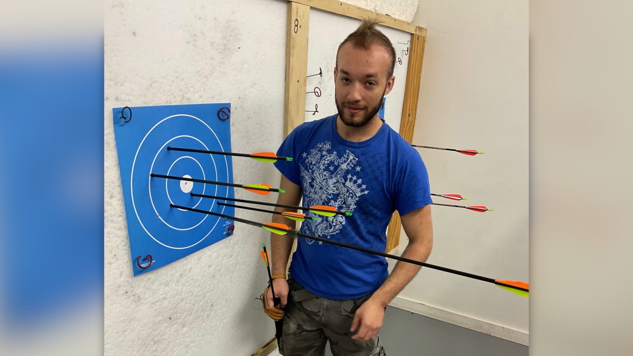 Andrew Tafe makes Bullseye Robin Hood shot.jpg