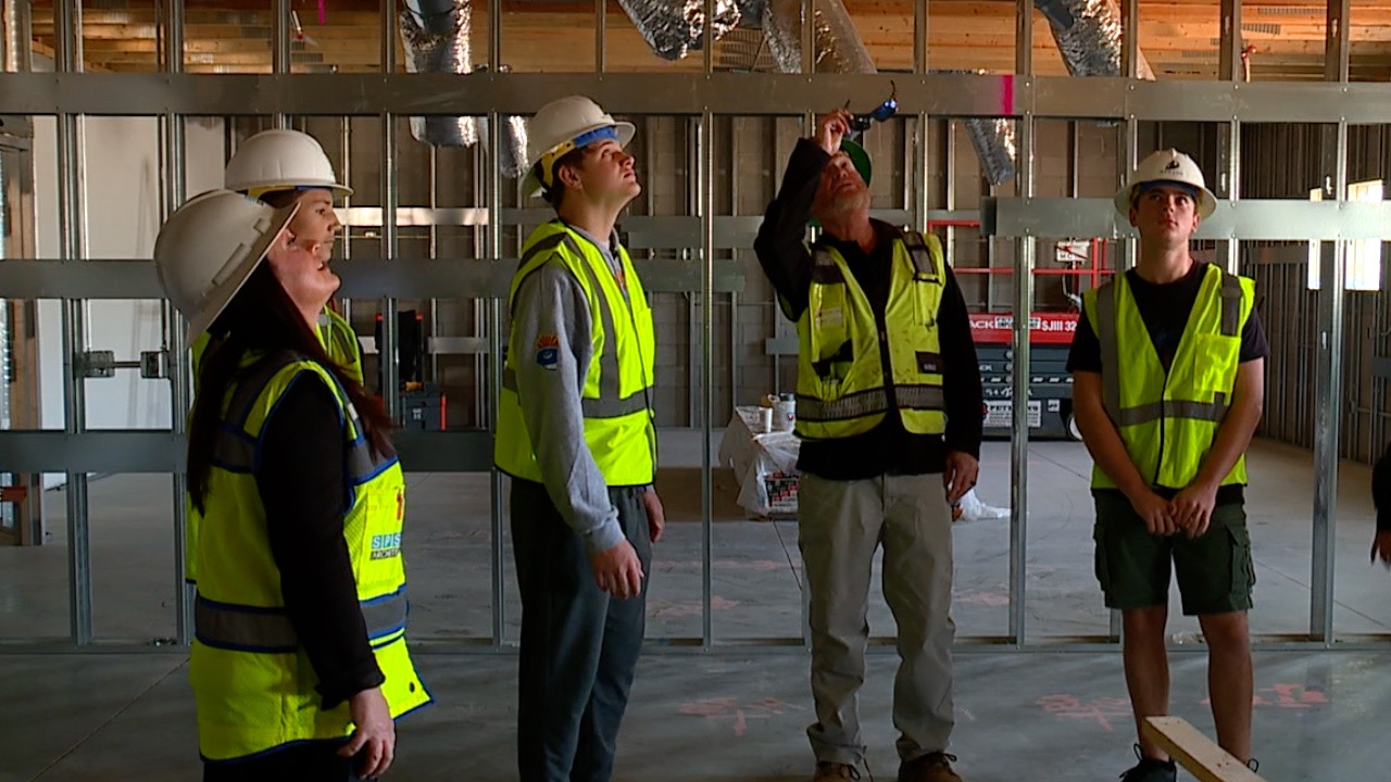 Students learn construction in Peoria