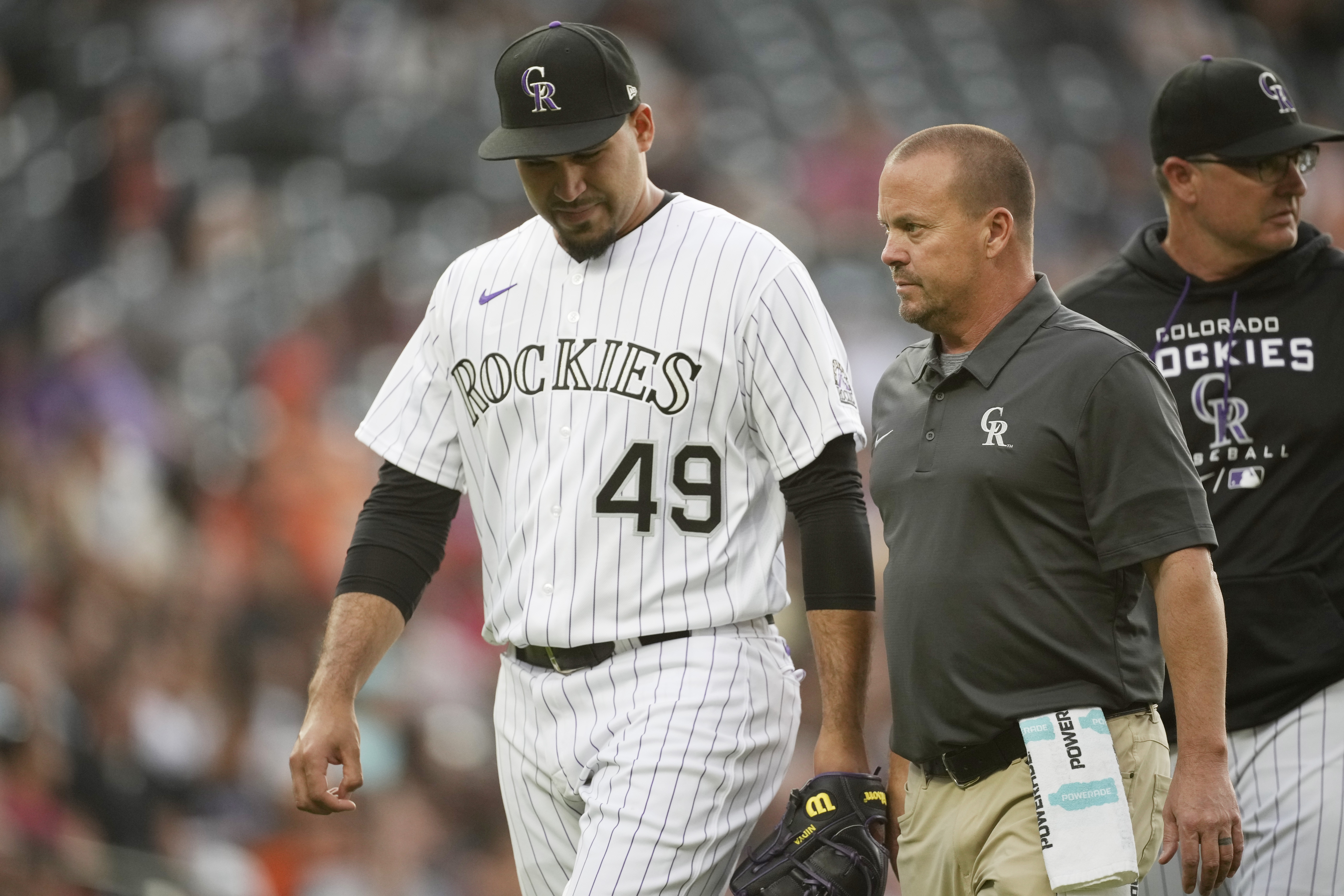 Rockies' Senzatela exits vs Giants with back injury