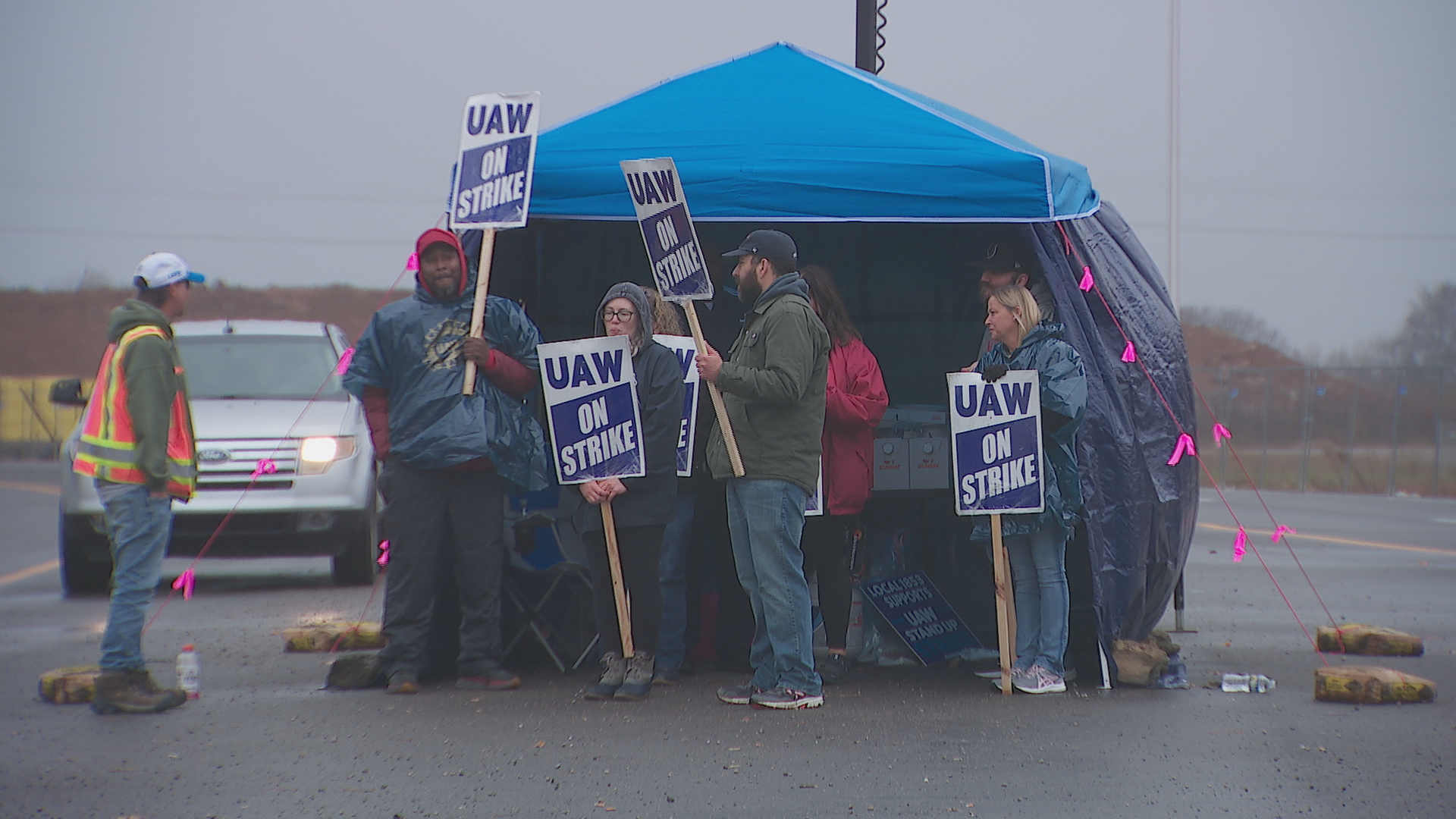 UAW members strike for second day ahead of tentative agreement with GM
