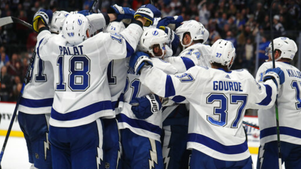Lightning celebrate 11th straight win