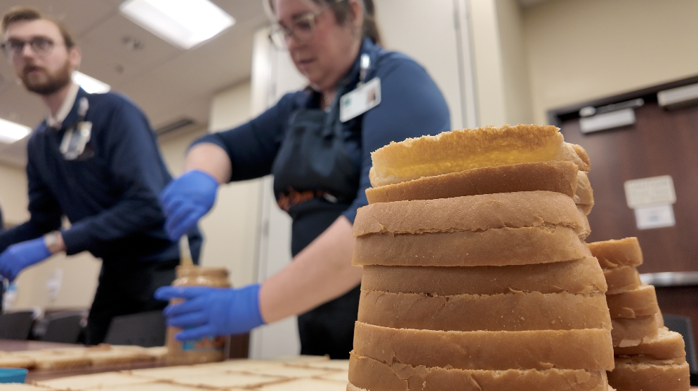 HCA Midwest Health volunteers make 2,000 PB&J sandwiches for Kansas City food insecurity effort