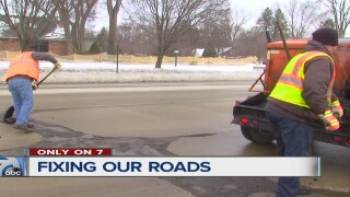 Fixing_our_roads_0_33369914_ver1.0_640_480.jpg