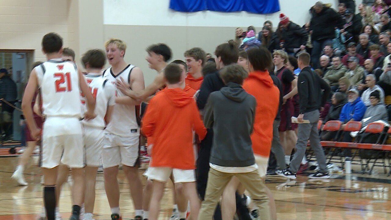 West De Pere ends De Pere’s 61-Game FRCC win streak in 66-64 thriller
