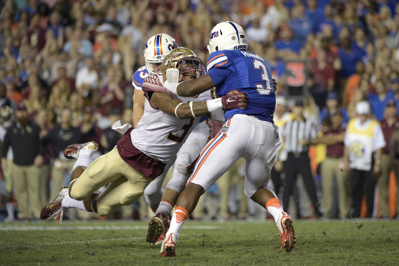 Florida Gators QB Treon Harris pressured by Florida State Seminoles safety Derwin James, Nov. 28, 2015