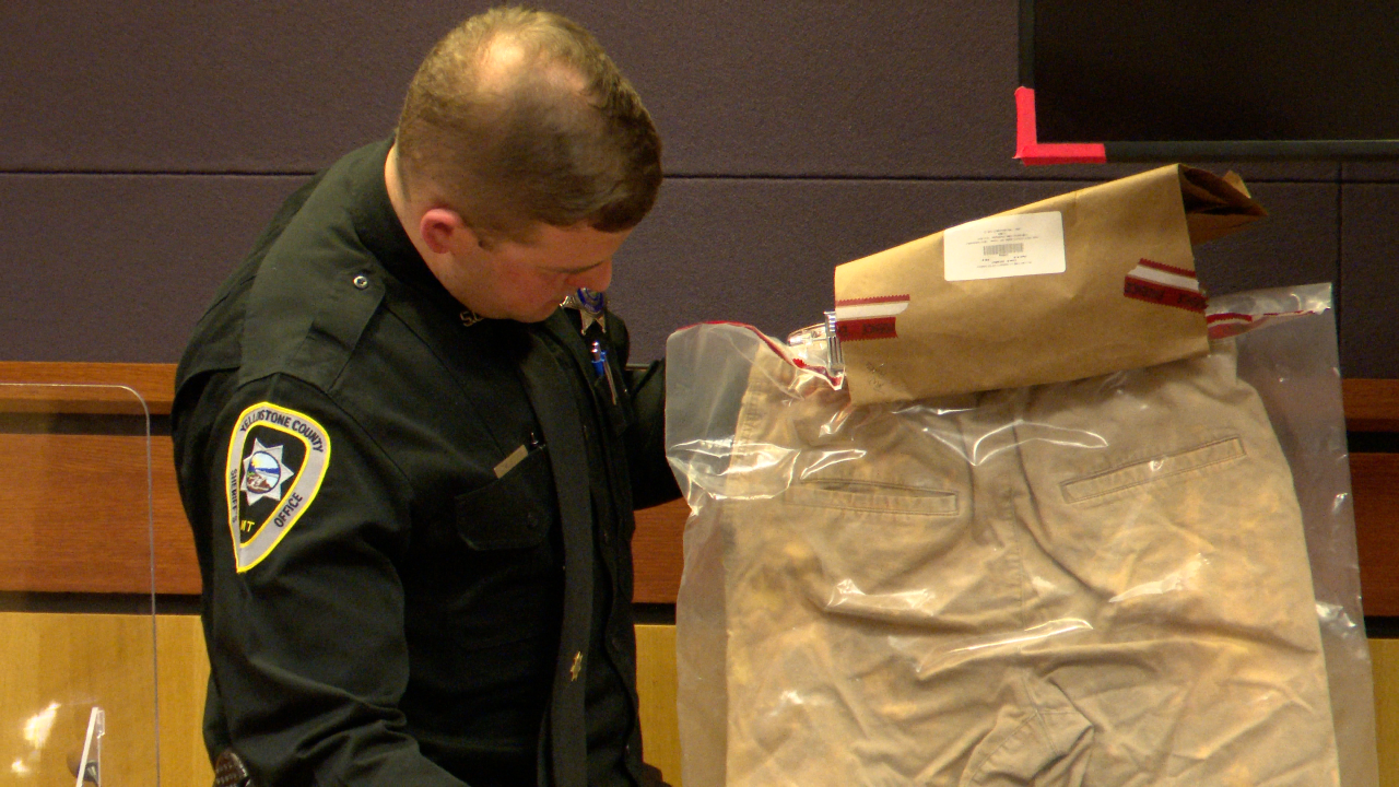 Etter holding pants.png