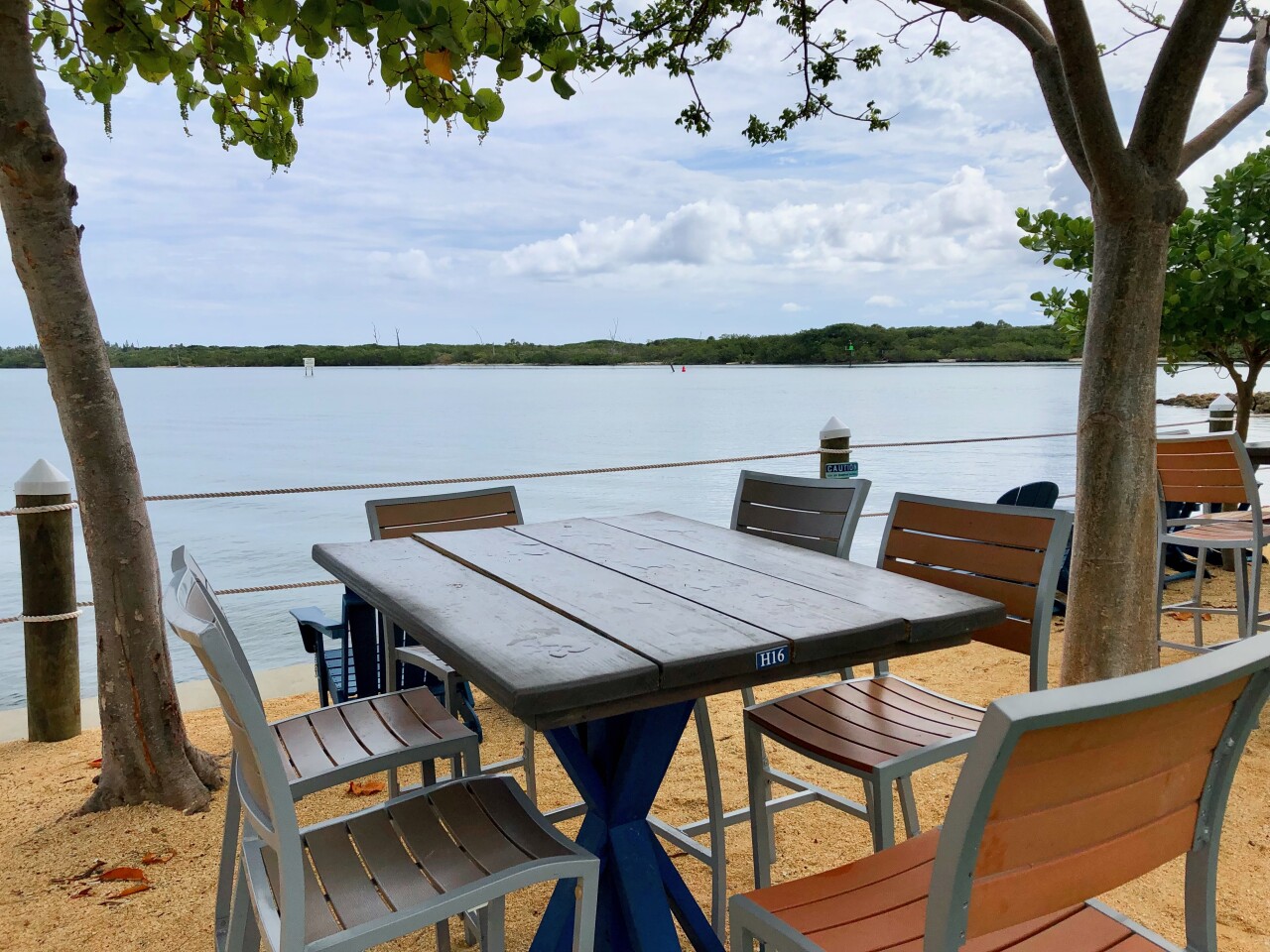 Outdoor dining at Blue Pointe Bar and Grill