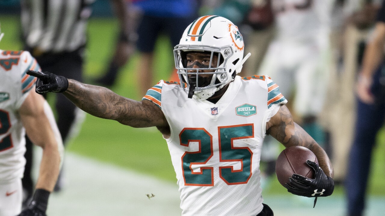 BREAKING: Former Miami Dolphins linebacker Xavien Howard is working out for a possible NFL return, with Stephen Ross urging him to return to play for his former team. nhathung