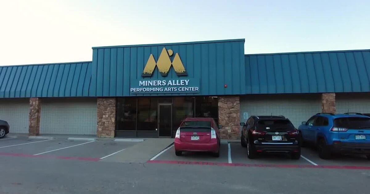 Hardware business in heart of Golden in its second act thanks to theater owners - Vimarsana News