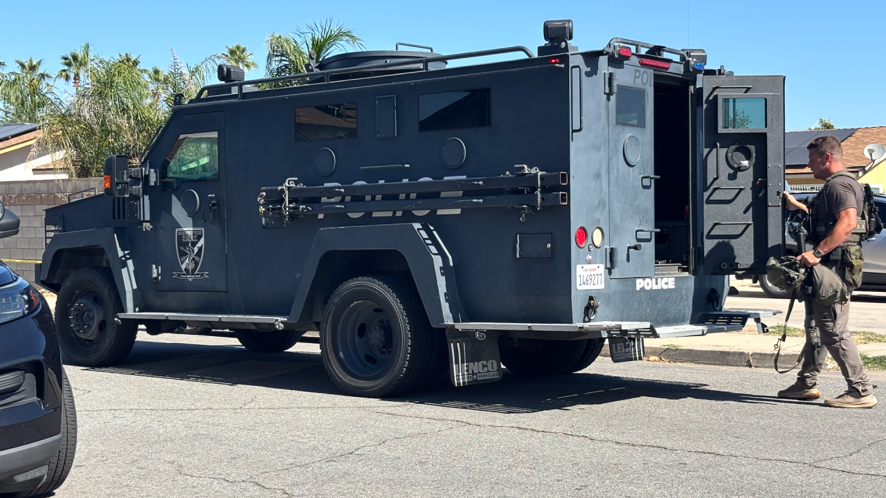 Man arrested after Bakersfield standoff involving rifle, SWAT team