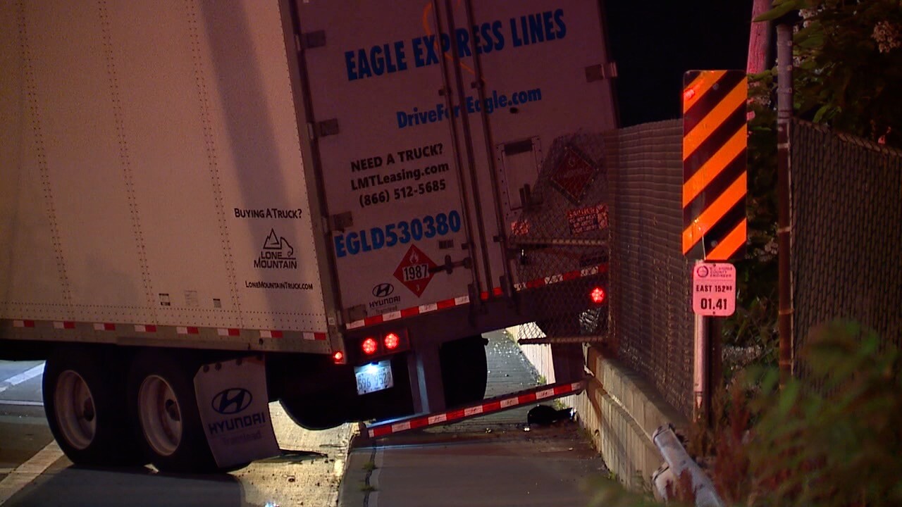 E152 semi crash 1.jpg