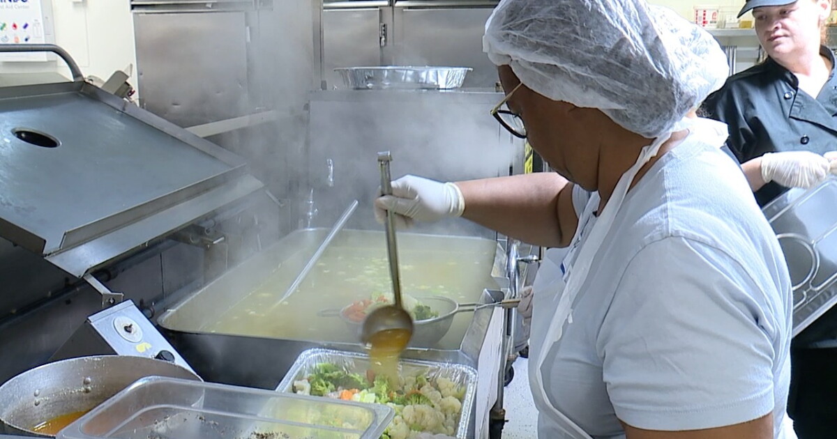 Tampa Bay organizations provide hot meals to those in need on Thanksgiving - Vimarsana News