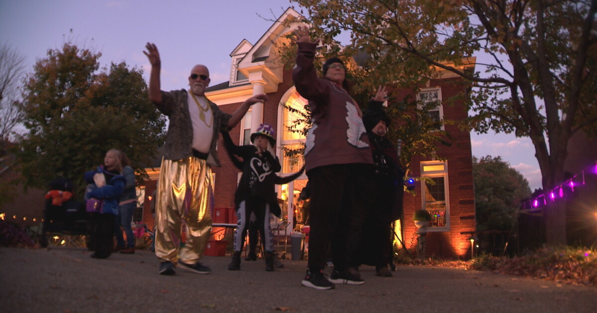 Hendersonville neighborhood entertains trick r' treaters with Thriller flash mob - Vimarsana News