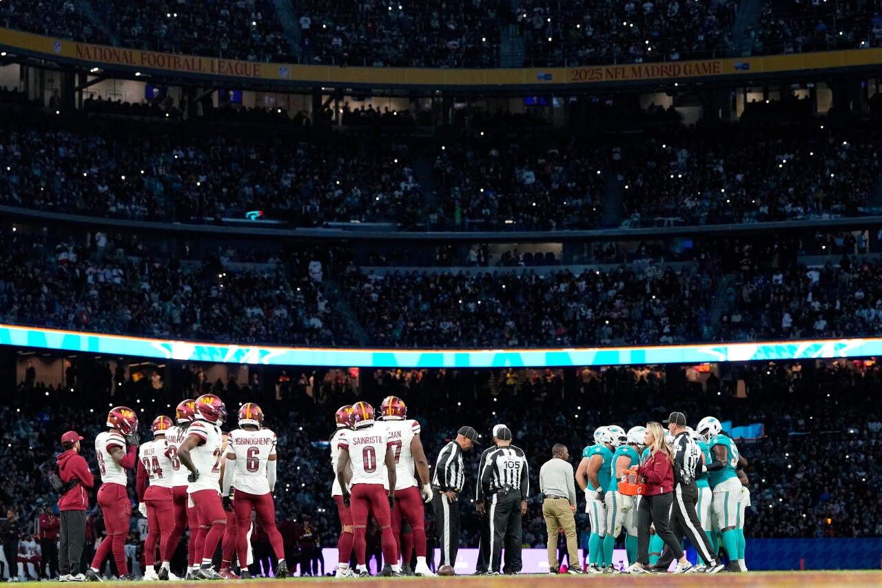 Dolphins Defeat Commanders