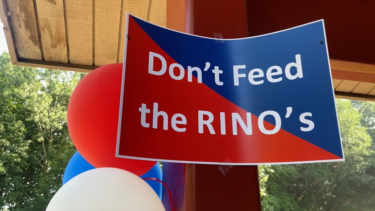don't feed the rinos.jpg