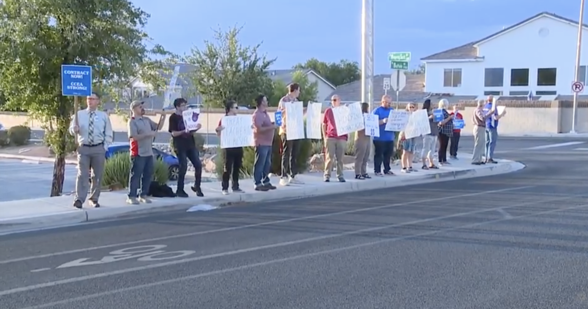 Teachers hold rallies on valley campuses amid CCSD contract negotiations - Vimarsana News