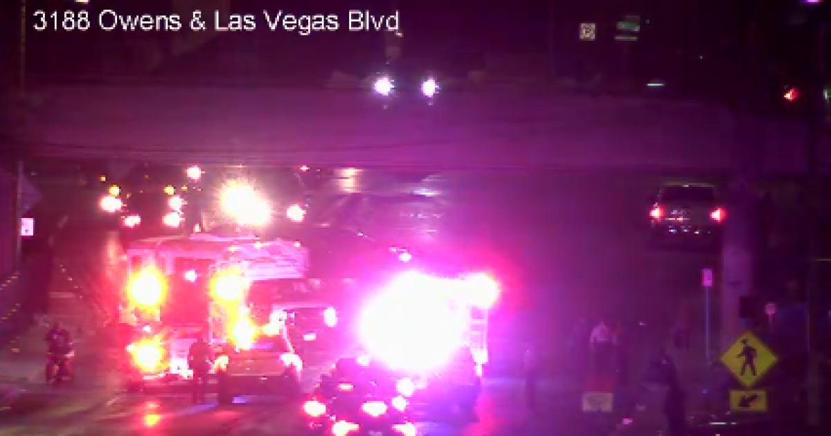 Single car crash closes lanes near central Las Vegas