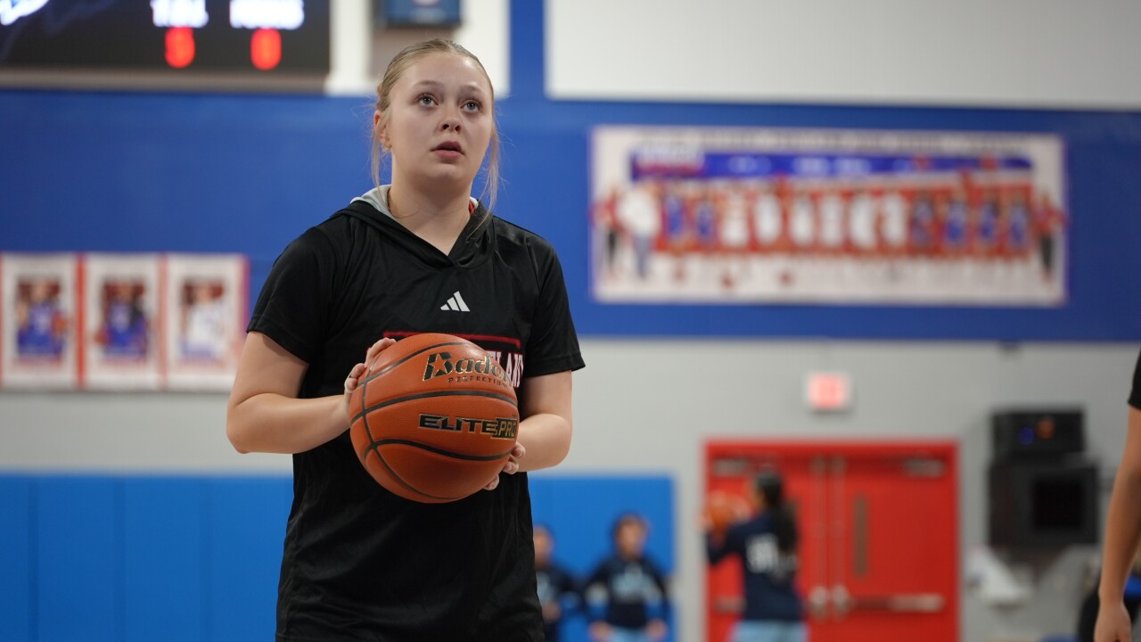 Gregory-Portland point guard Bella Davis surpasses 1,500 career points