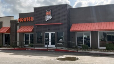Hooters.jpg