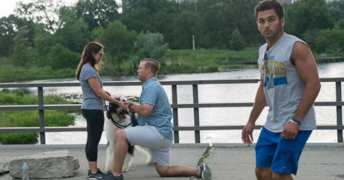 Прохожие на улице. Ругань на улице. Прохожие в городе. Парень снял прохожего парня. Мужчина напал на девушку.